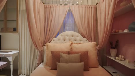 dormitorio rosa - interior de un dormitorio adolescente con cortinas y paredes rosas