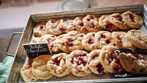 Galletas-Con-Sabor-A-Frambuesa-Con-Trocitos-De-Chocolate-Blanco-En-Una-Hermosa-Pantalla-De-Recepción