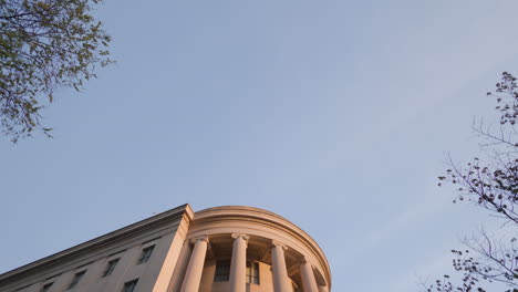 Edificio-De-La-Sede-De-La-Comisión-Federal-De-Comercio-Al-Amanecer,-Inclinado-Hacia-Abajo