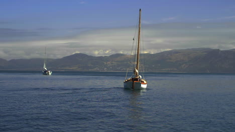 Zeitlupen-Schnellboot,-Das-Schnell-Vorbeifährt