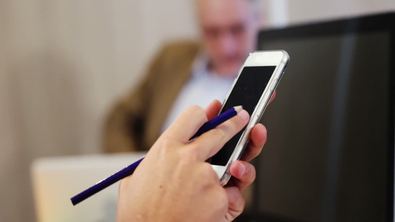 hombre de negocios usando teléfono móvil