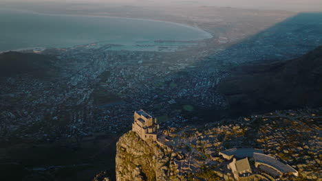 über-Den-Tafelberg-Fliegen.-Berühmte-Touristenattraktion-Hoch-über-Der-Stadt-Im-Tal.-Leute,-Die-Zeit-Auf-Dem-Gipfel-Genießen.-Kapstadt,-Süd-Afrika