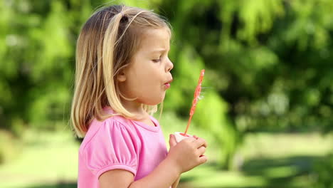 Niña-Jugando-Con-Burbujas-En-El-Parque