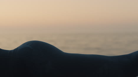 Mujer-Atlética-De-Pie-Guerrero-Asana-En-Primer-Plano-De-La-Playa.-Chica-Entrenando-Fuerza.