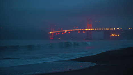 vista matutina desde baker beach del puente golden gate, san francisco, con niebla y nubes azules oscuras, filmada cinematográficamente