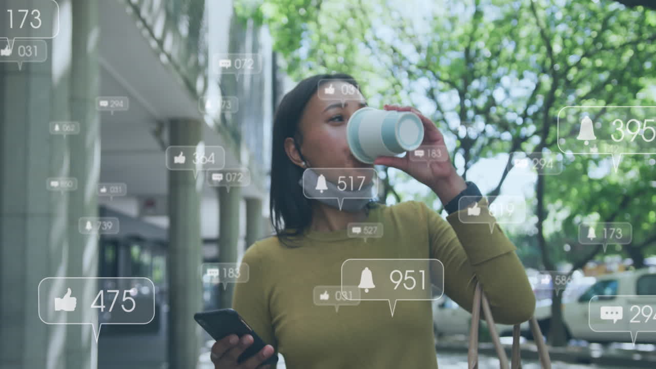 스마트폰을 사용하는 두 인종 여성이 거리에서 커피를 마시는 소셜 미디어 아이콘의 애니메이션