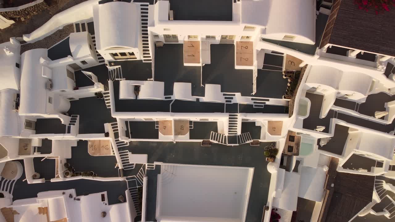 covid19 fuera de temporada - calles desiertas vacías, santorini grecia oia, vista de pájaro mirando hacia abajo, viajar grecia, restricciones de viaje, crucero mediterráneo, principal destino de viaje europeo