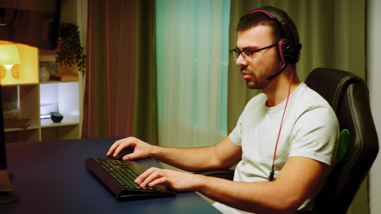 jugador profesional concentrado en juegos de disparos