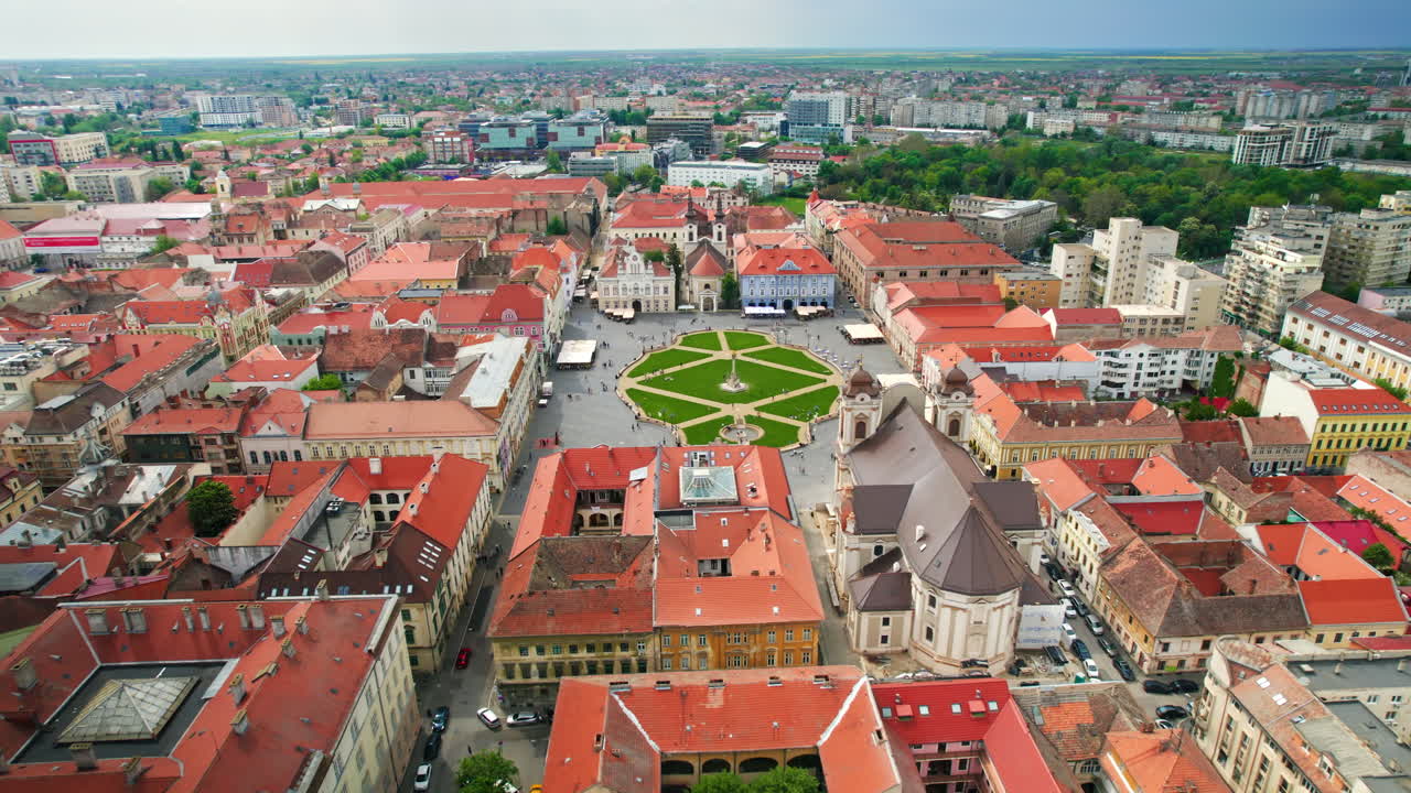 Letecký pohled na Temešvár, Rumunsko. Pohled na centrum města, náměstí Unirii s lidmi a mnoha historickými budovami v okolí.