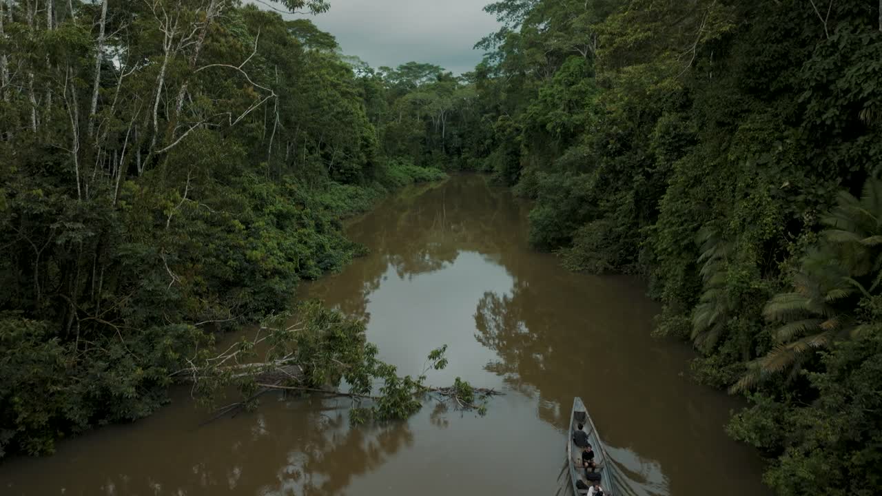 barco tradicional de madera navegando en un bosque exótico en la selva amazónica.