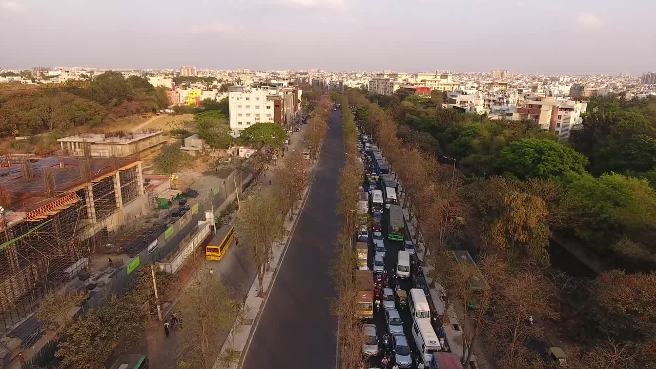 방갈로르, 인도-3 러시아워 동안 교통 체증의 드론 샷