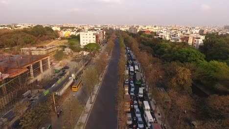 Drohnenaufnahmen-Von-Dichtem-Verkehr-Während-Der-Hauptverkehrszeit-In-Bangalore,-Indien-3