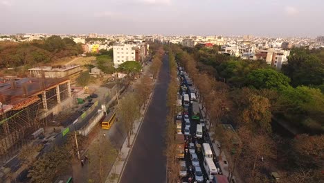 tomas de drones de tráfico pesado durante la hora pico en bangalore, india-3