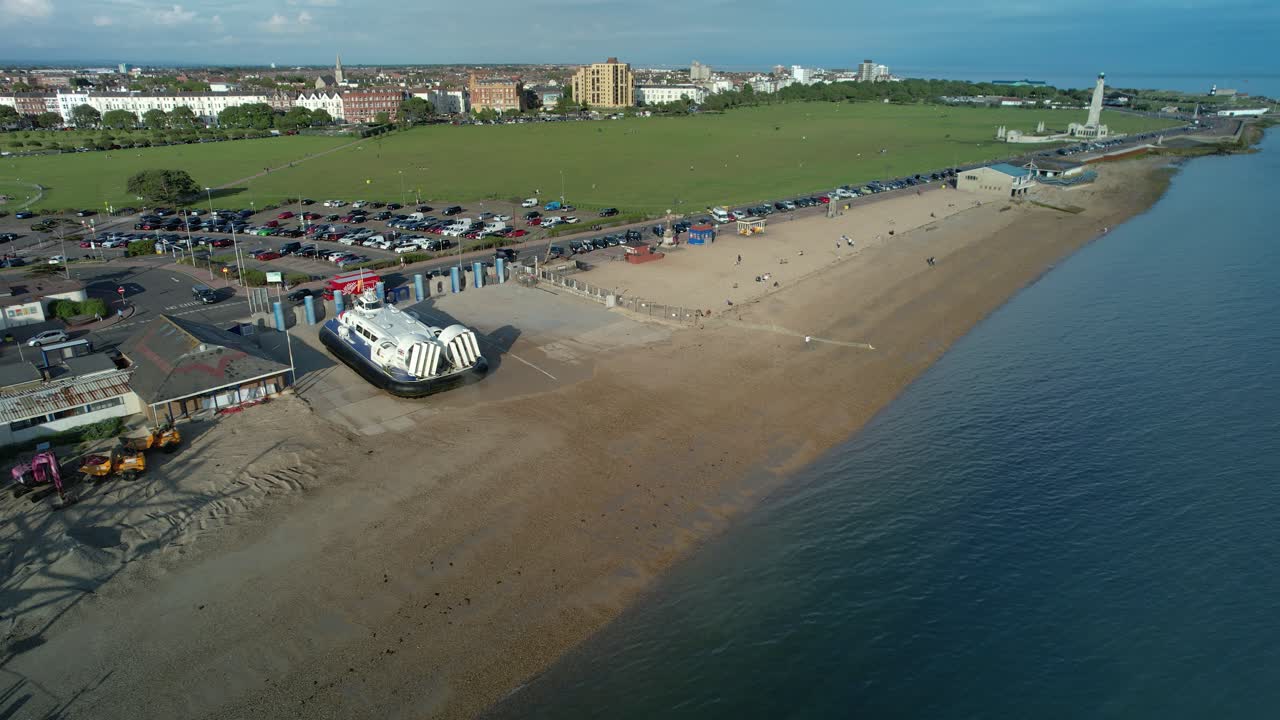 포츠머스 터미널의 호버크라프트 차량 공원은 남쪽 바다를 향해 내려갑니다.