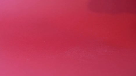 la pelota amarilla salta sobre un fondo rojo