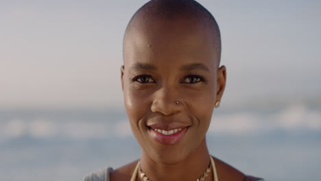 Retrato-De-Cerca-De-Una-Feliz-Mujer-Afroamericana-Sonriendo-Disfrutando-De-Las-Vacaciones-De-Verano-En-Un-Cálido-Y-Soleado-Fondo-De-Playa-En-Cámara-Lenta