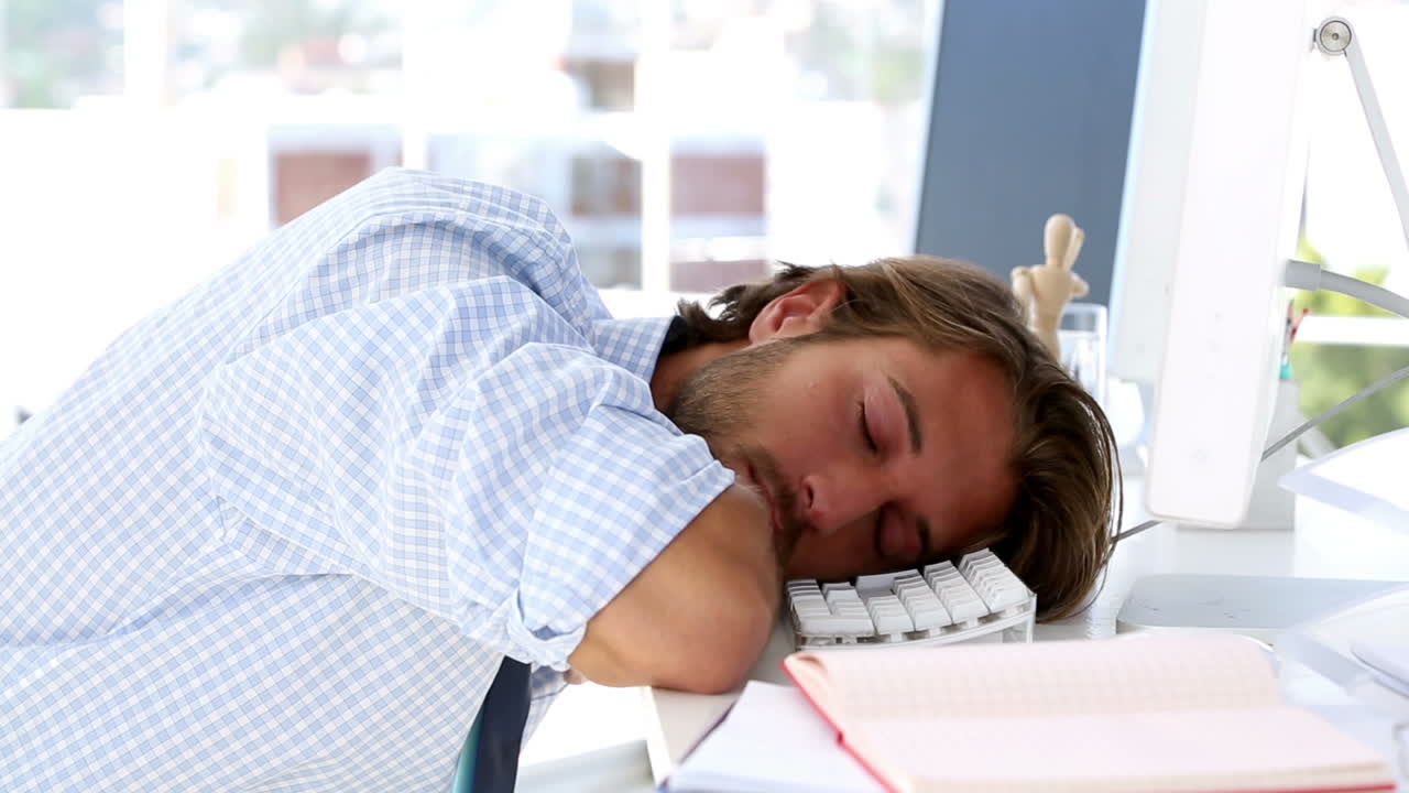 그래픽 디자이너가 잠을 자고 있습니다.