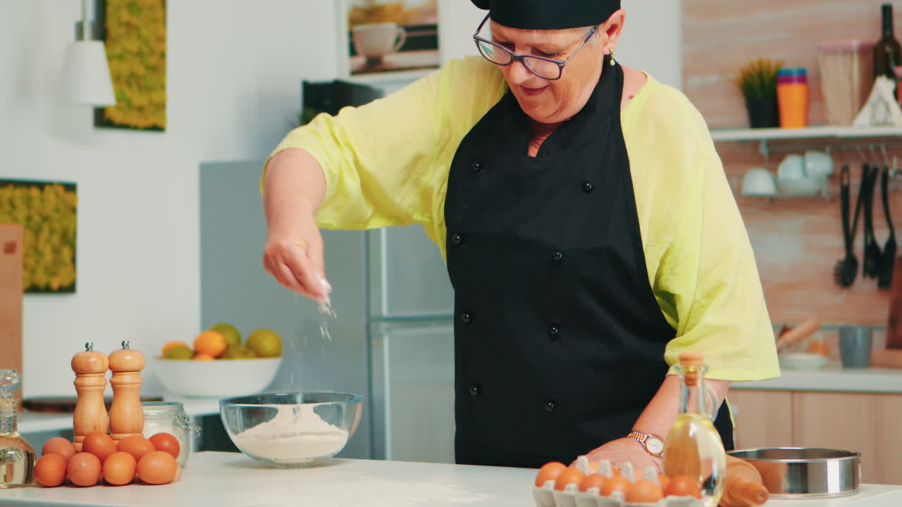 panadero esparciendo harina