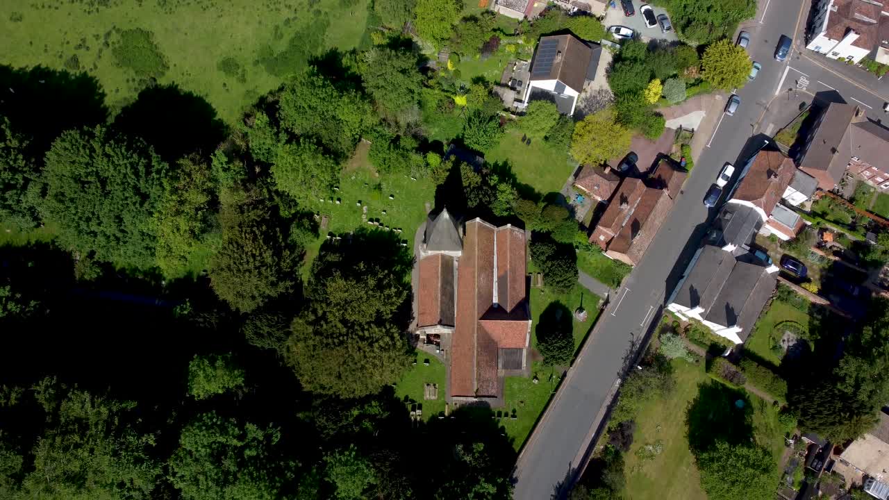 캔터베리 근처 다리 마을에 있는 작은 교회의 4k 드론 비디오