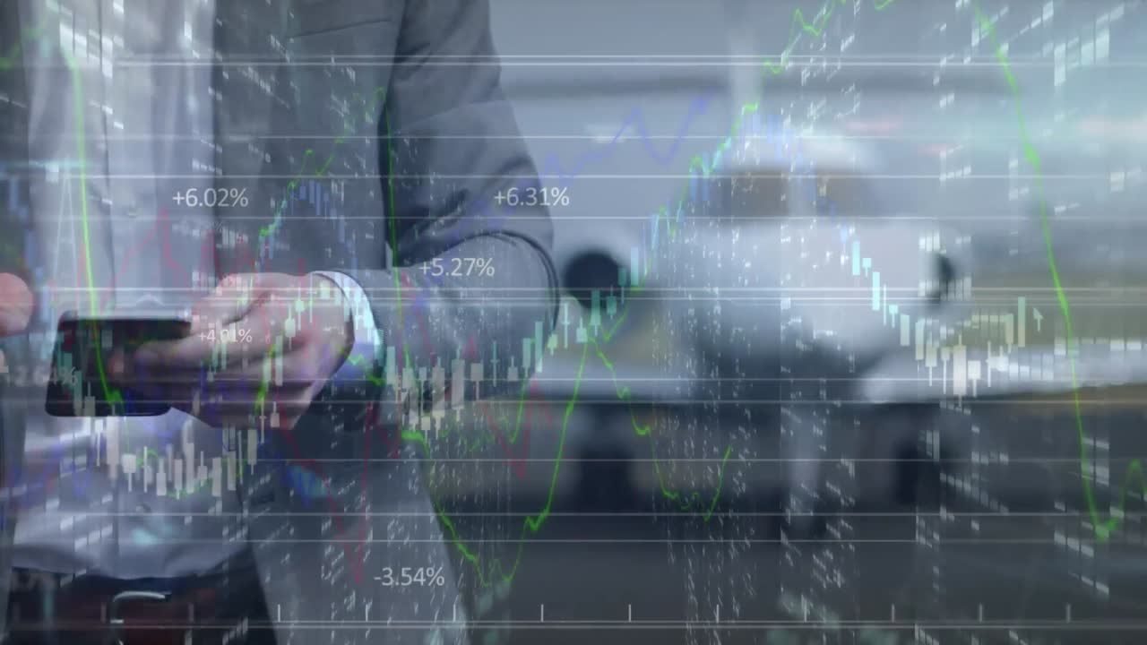 animación de datos y gráficos sobre la sección media de un hombre de negocios caucásico que usa un teléfono inteligente