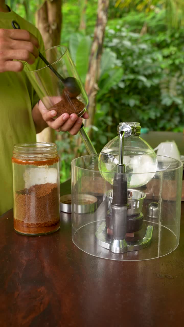 Preparazione di caffè sifone all'aperto, immersi nella natura