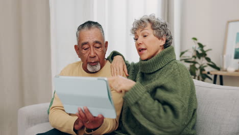 tableta, feliz y buscar con la vieja pareja en el sofá