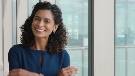 Retrato-De-Una-Mujer-De-Negocios-Segura-Sonriendo-Con-Los-Brazos-Cruzados-Exitosa-Ejecutiva-De-Oficina-Disfrutando-De-Una-Carrera-En-El-Liderazgo-Corporativo-Gerente-De-Una-Empresa-En-El-Trabajo