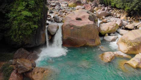 grúa aérea de 4k hacia arriba y hacia atrás de una piscina de agua cerca de rainbow falls en nongrigat, cheerapunji, meghalaya