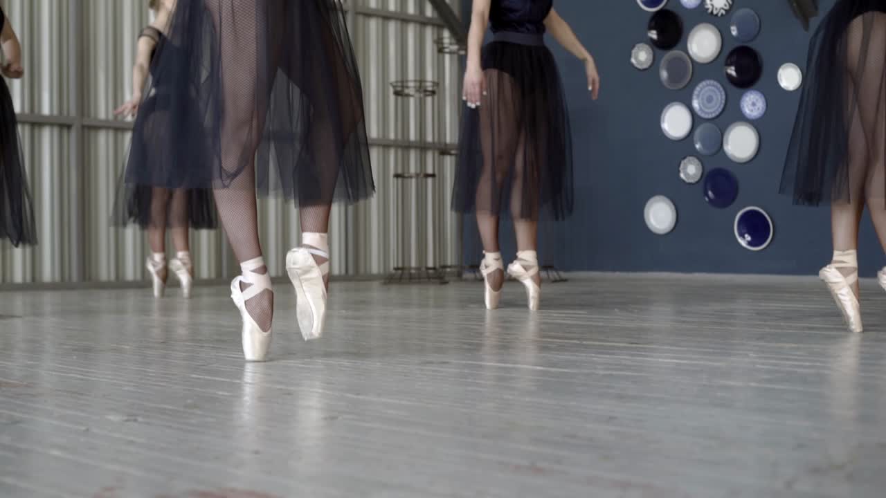 발레 댄서 들 이 포인트 를 연습 하고 있다