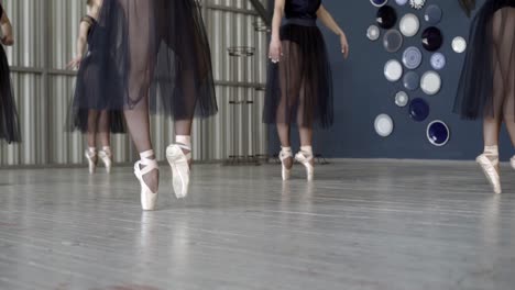 ballet dancers practicing pointe