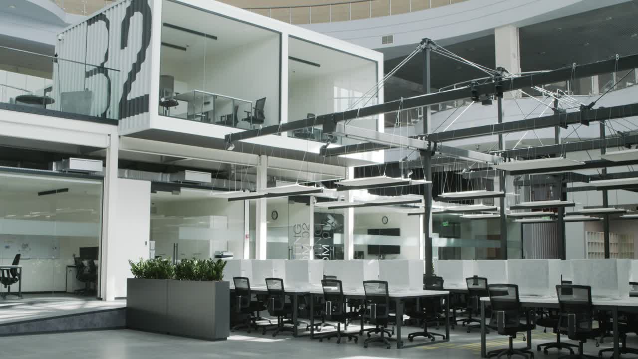 컨테이너 디자인으로 현대적인 오픈 플랜 사무실 공간