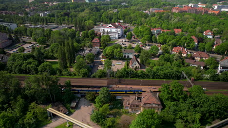Luftaufnahme-Der-Straßenbahn--Oder-Straßenbahnfahrt-In-Der-Stadt-Danzig-An-Sonnigen-Tagen,-Polen
