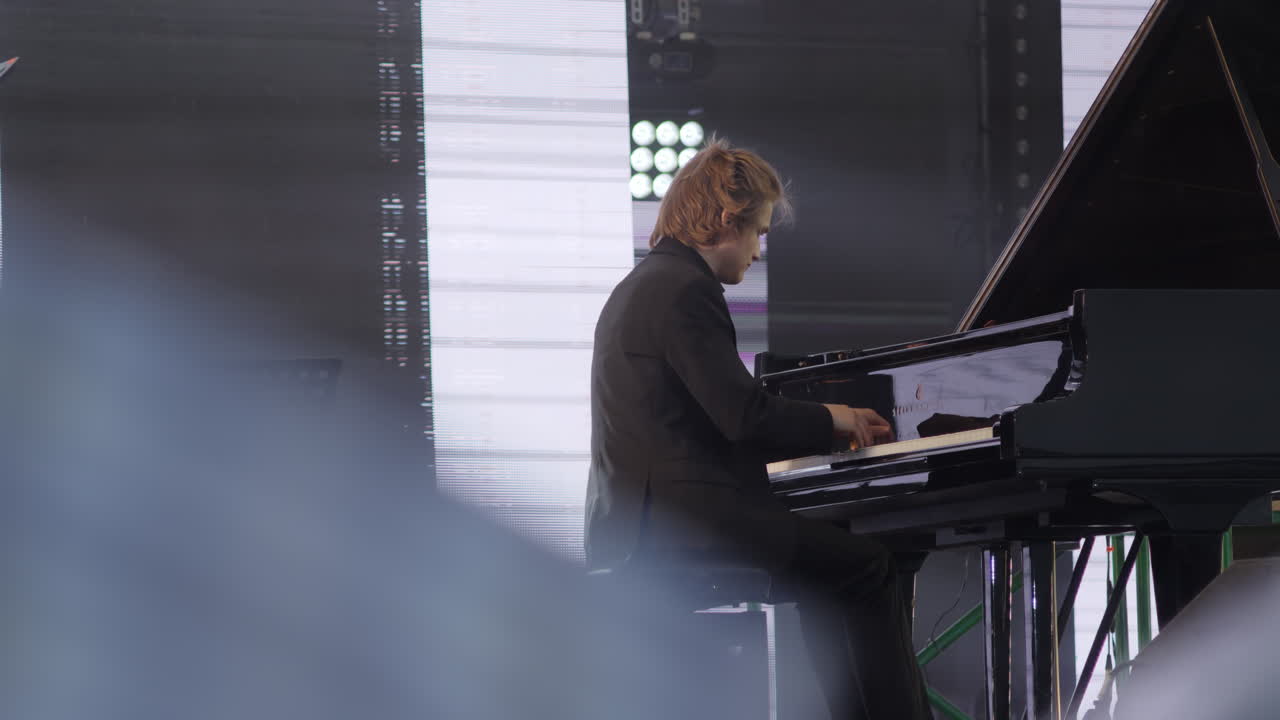 pianista tocando en el escenario