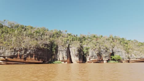 el exótico río manambolo rojo-marrón