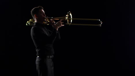 hombre tocando el trombón