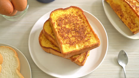 French-Toast-Auf-Weißem-Teller-Zum-Frühstück