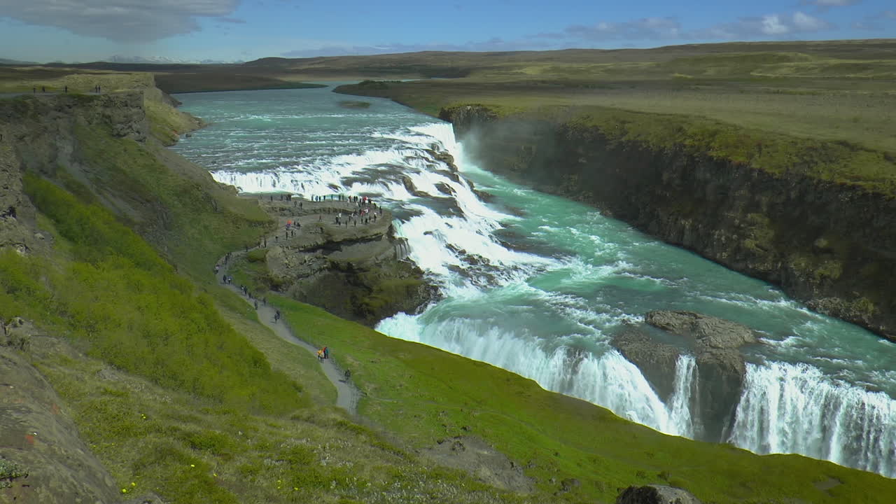 imágenes en cámara lenta de gullfoss - cascada ubicada en el cañón del río hvita en el suroeste de islandia