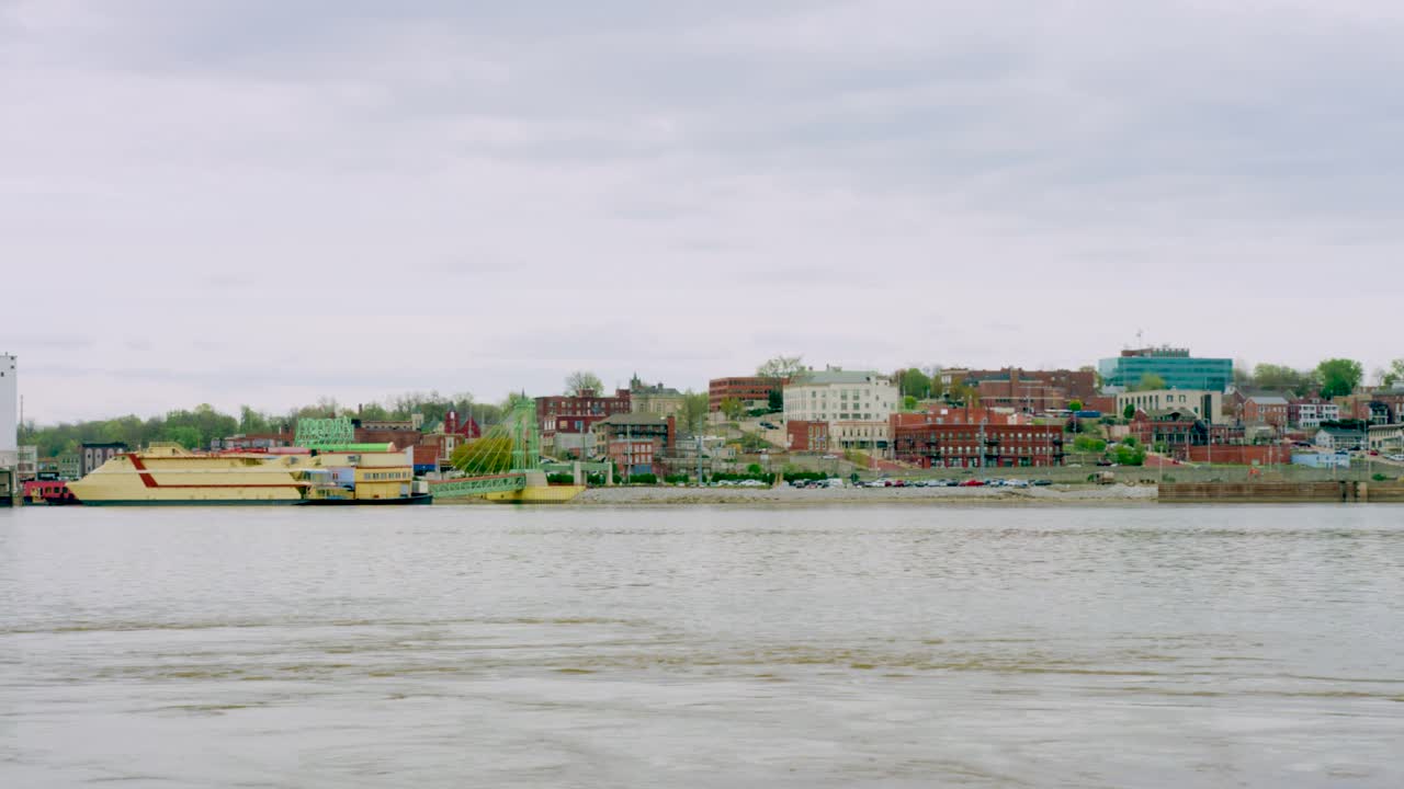 알톤 일리노이 미시시피, 곡물 공장 및 절벽 절벽을 가로지르는 작은 강 마을