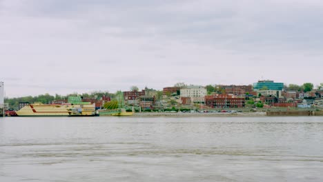 Alton-Illinois-small-river-town-across-the-Mississippi,-grain-mills-and-bluff-cliffs