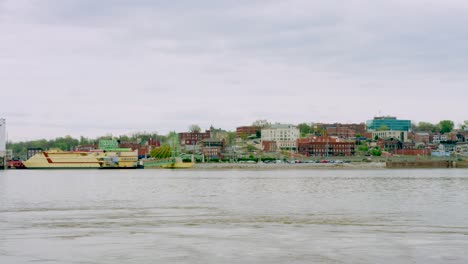 Alton-Illinois-Kleine-Stadt-Am-Fluss-über-Dem-Mississippi,-Getreidemühlen-Und-Klippen