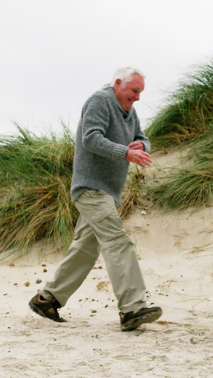 Una pareja de mayores feliz divirtiéndose.