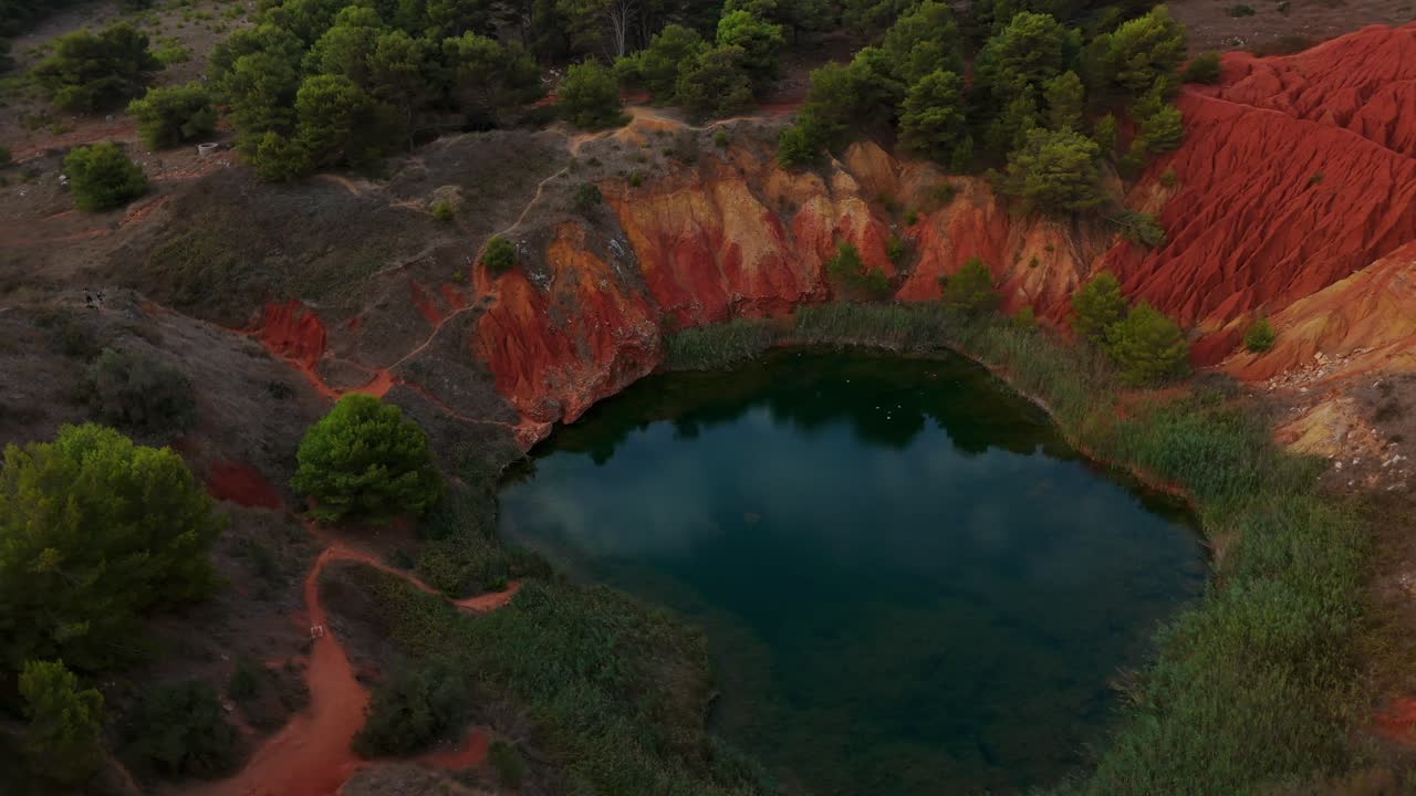 vista aérea del lago laghetto cave di bauxite en el salento, puglia, provincia de lecce, italia