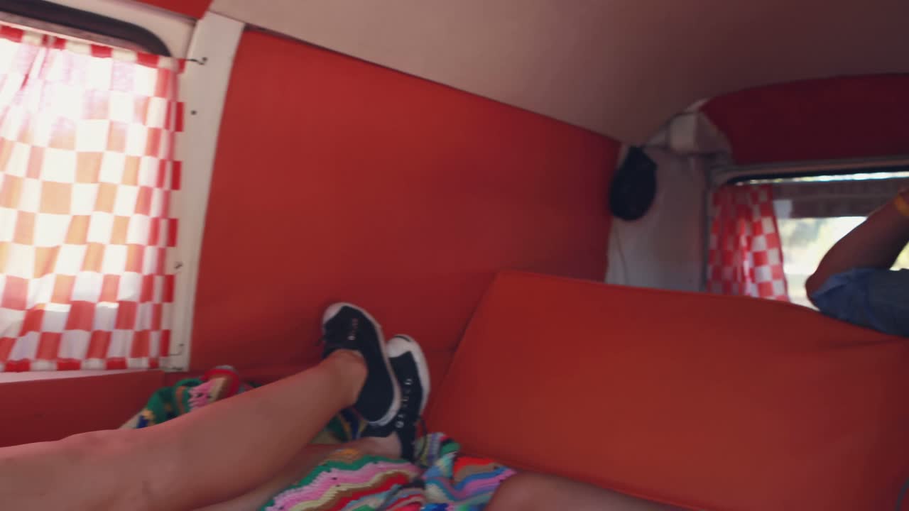 휴대 전화와 디지털 태블릿 4k를 사용하면서 서로 상호 작용하는 커플