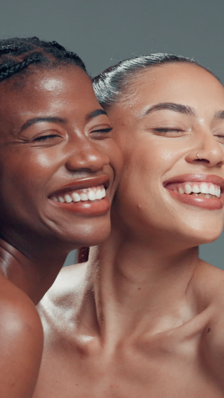 Duas mulheres diversas sorrindo e rindo com uma pele saudável e radiante