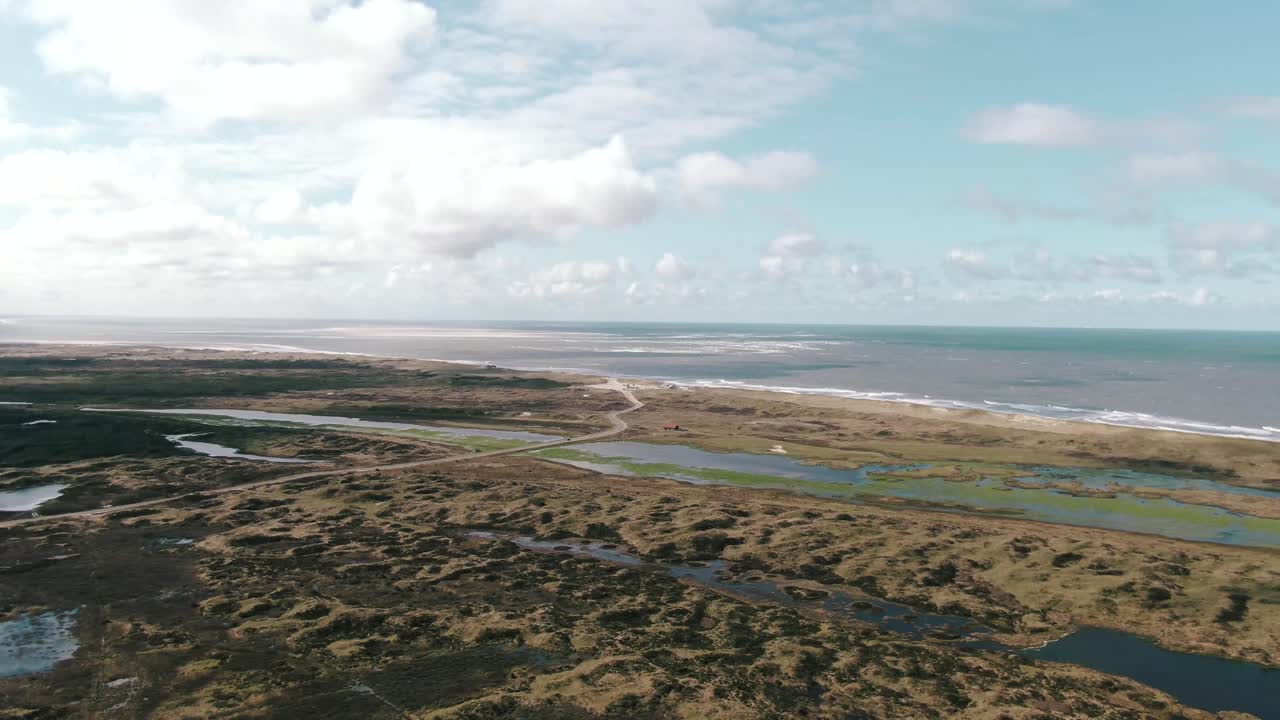 carretera escénica en medio de marismas cerca del parque nacional de texel en la isla de waddensea en holanda del norte, países bajos