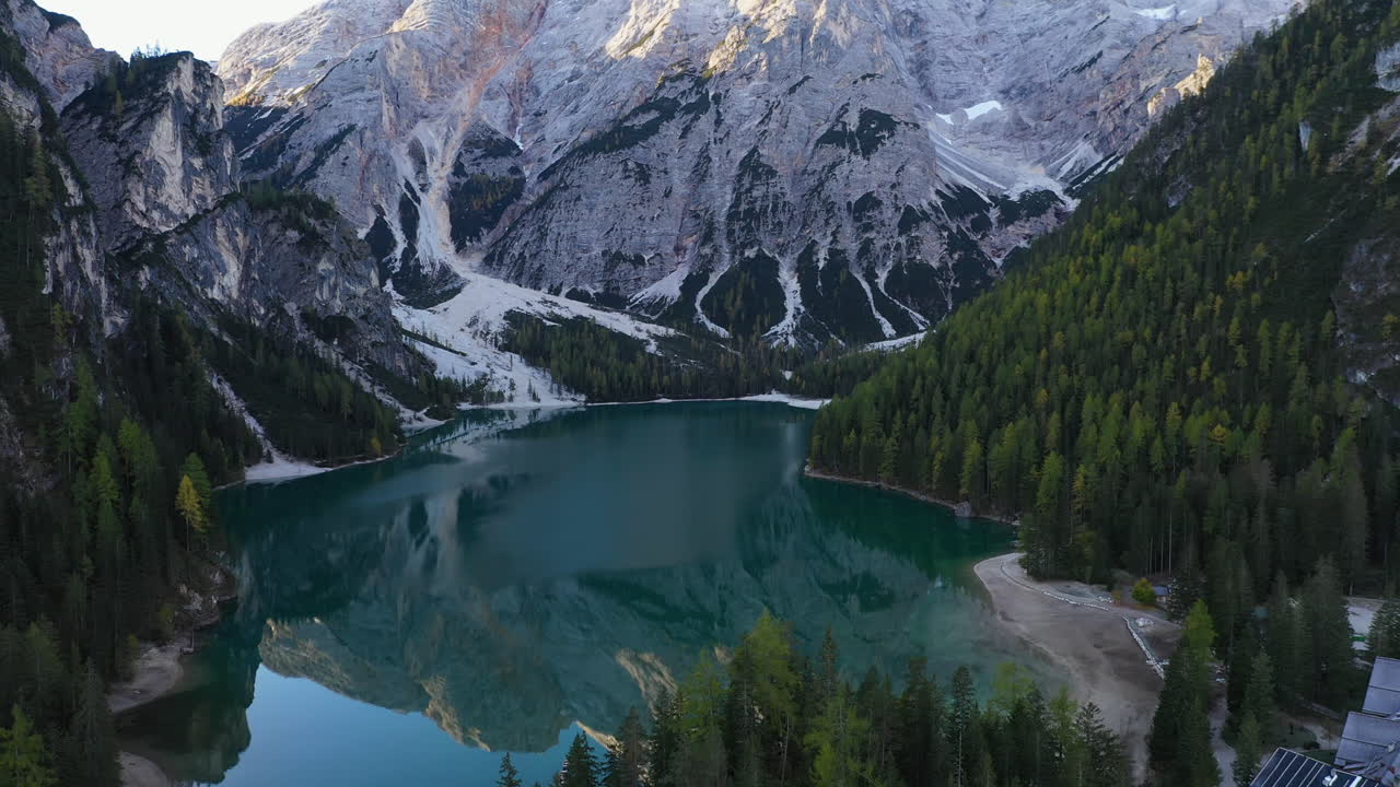 filmación cinematográfica reveladora del hermoso lago di braies, dolomitas italianas, en tirol del sur, italia
