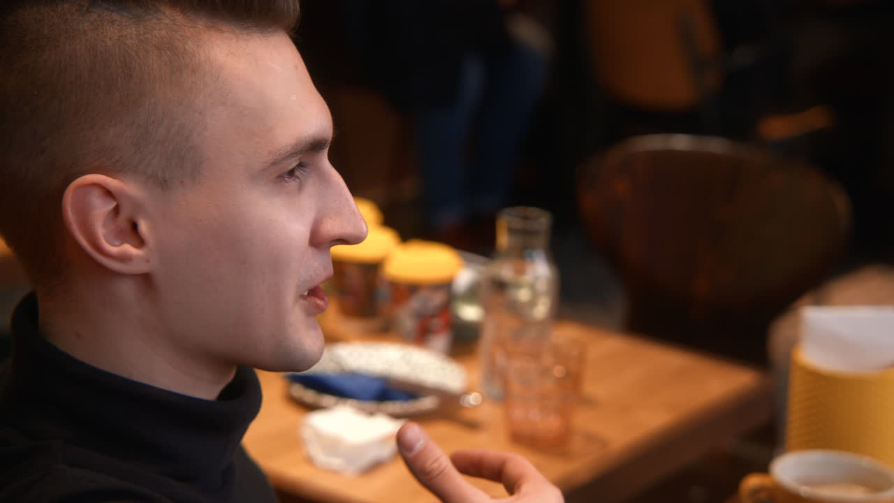 hombre sentado en un café