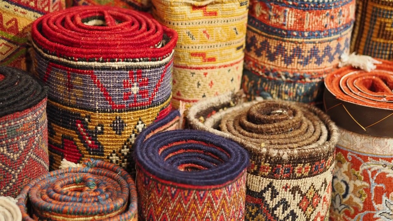 Colección de alfombras tradicionales enrolladas y coloridas