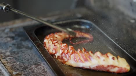 cocinar un pulpo en un horno de carbón