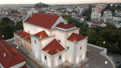 Exterior-Trasero-De-La-Capilla-De-Nuestra-Señora-De-La-Encarnación-En-Leiria,-Portugal---Dron-Ascendente